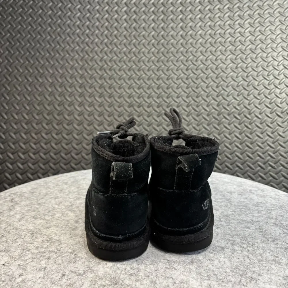 UGG Neumel II Unisex Kid Chukka Boot, Size 6 -‎ Black (1017320K)